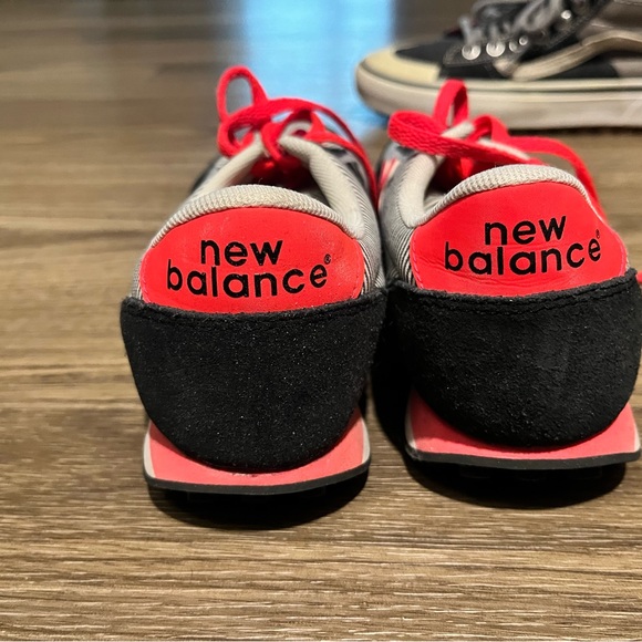 New Balance - Picture 3 of 5
